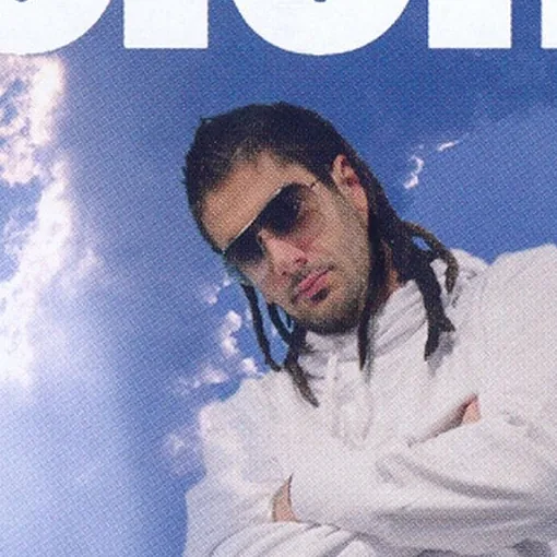 Melen en 2005, rastas recogidas y gafas de sol