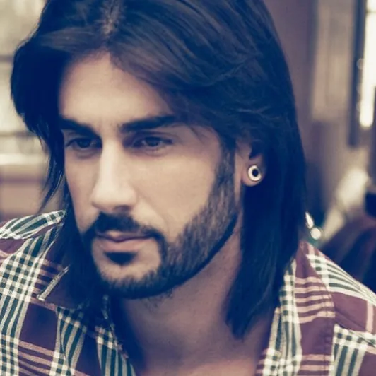 Melen en 2012, melena lisa, barba y camisa de cuadros
