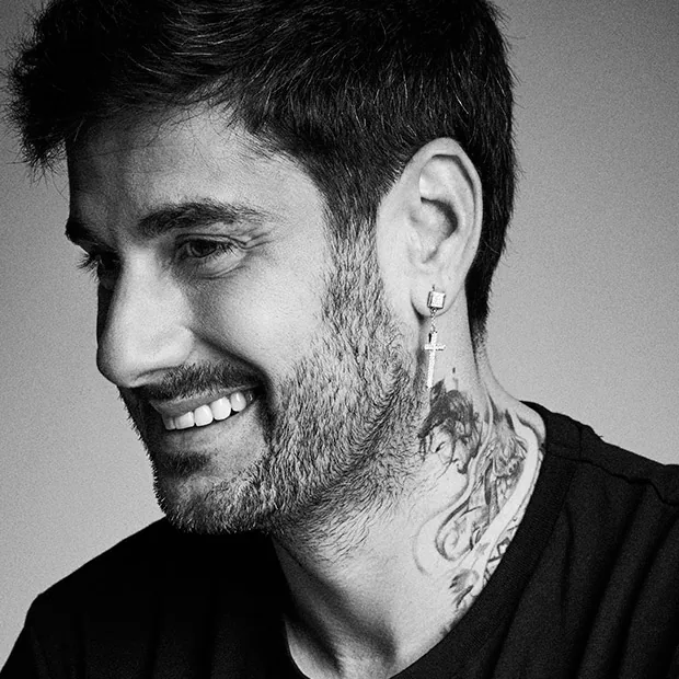 Melen en 2019, retrato en blanco y negro sonriendo